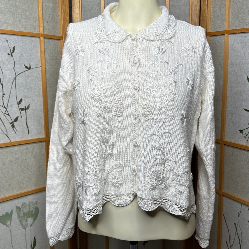Vintage white floral embroidered cardigan from the Heirloom Collectibles Large